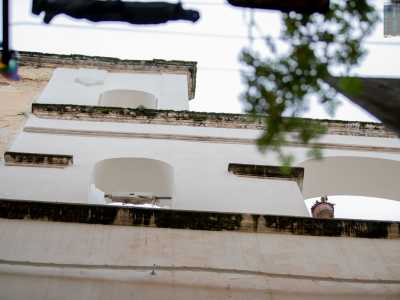 Alzando lo sguardo � anche possibile scorgere, nel loggiato che chiude il prospetto del palazzo, quello che un tempo era il campanile della chiesa...